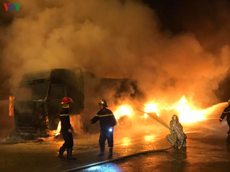 Xe tải gần 40 tấn bất ngờ bốc cháy dữ dội trong đêm